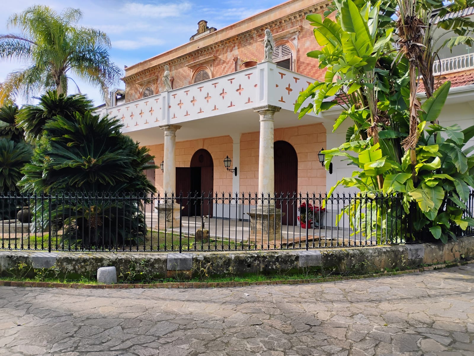 Facciata storica di Villa Anthea con porticato in stile neoclassico a Palermo