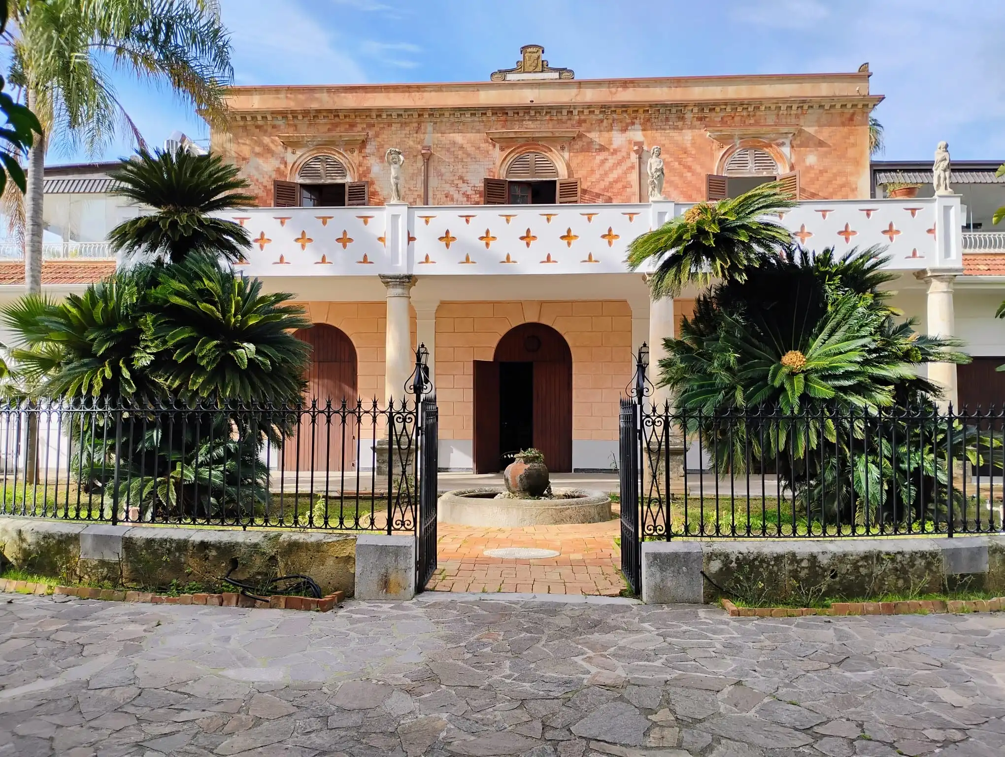Viale d'ingresso Villa Anthea a Palermo