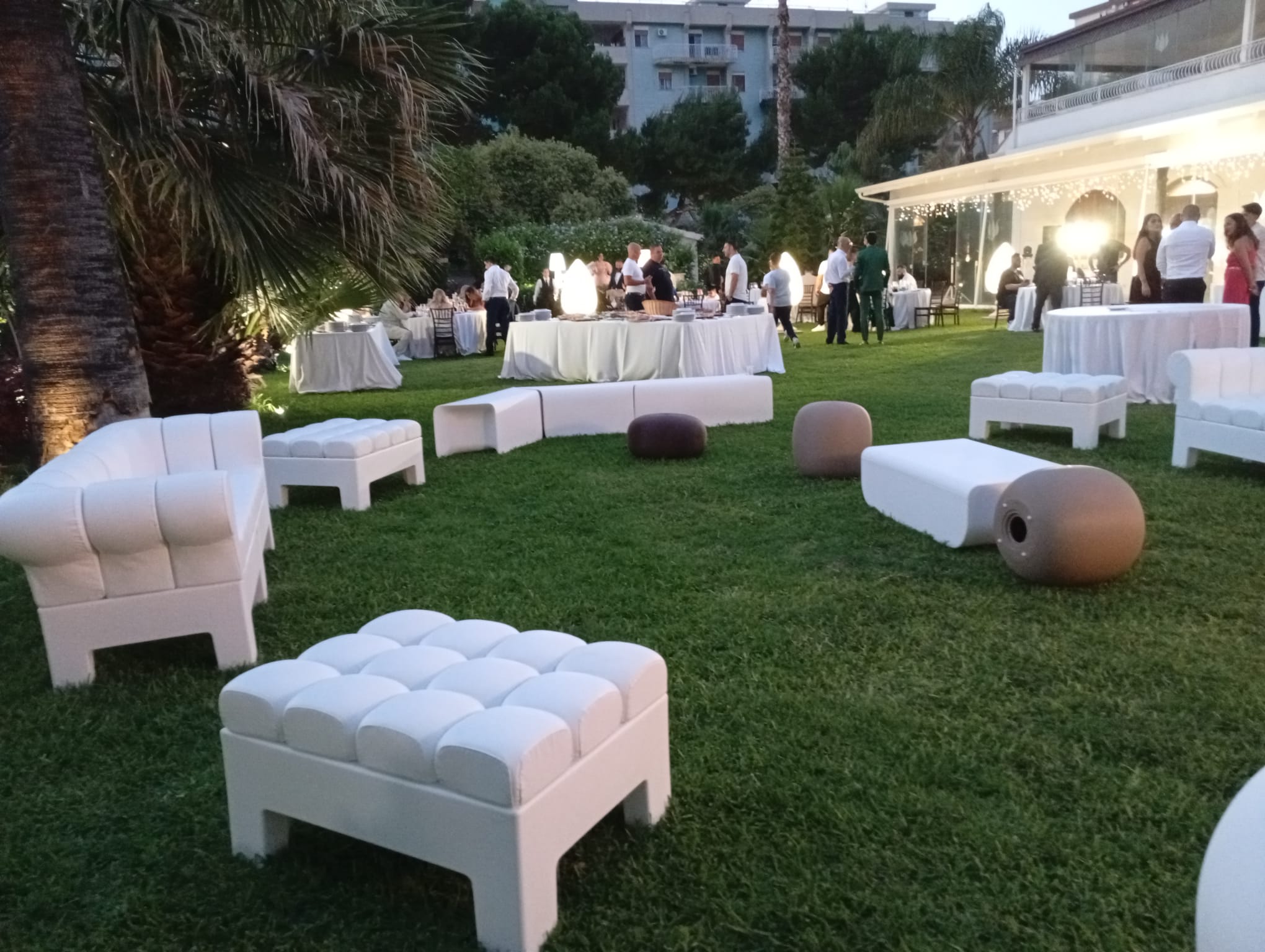 Giardino allestito tramonto