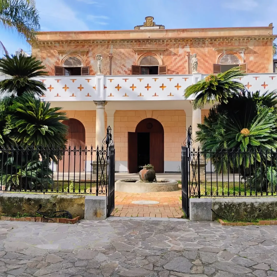 Facciata storica di Villa Anthea con porticato in stile neoclassico a Palermo