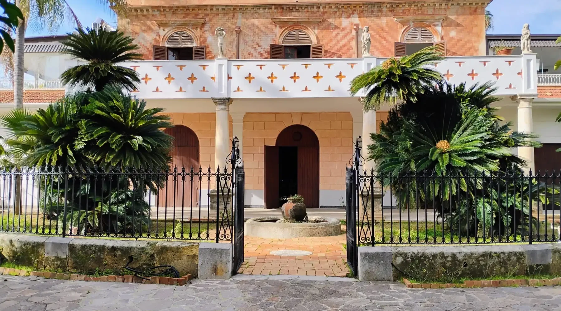 Facciata storica di Villa Anthea con porticato in stile neoclassico a Palermo